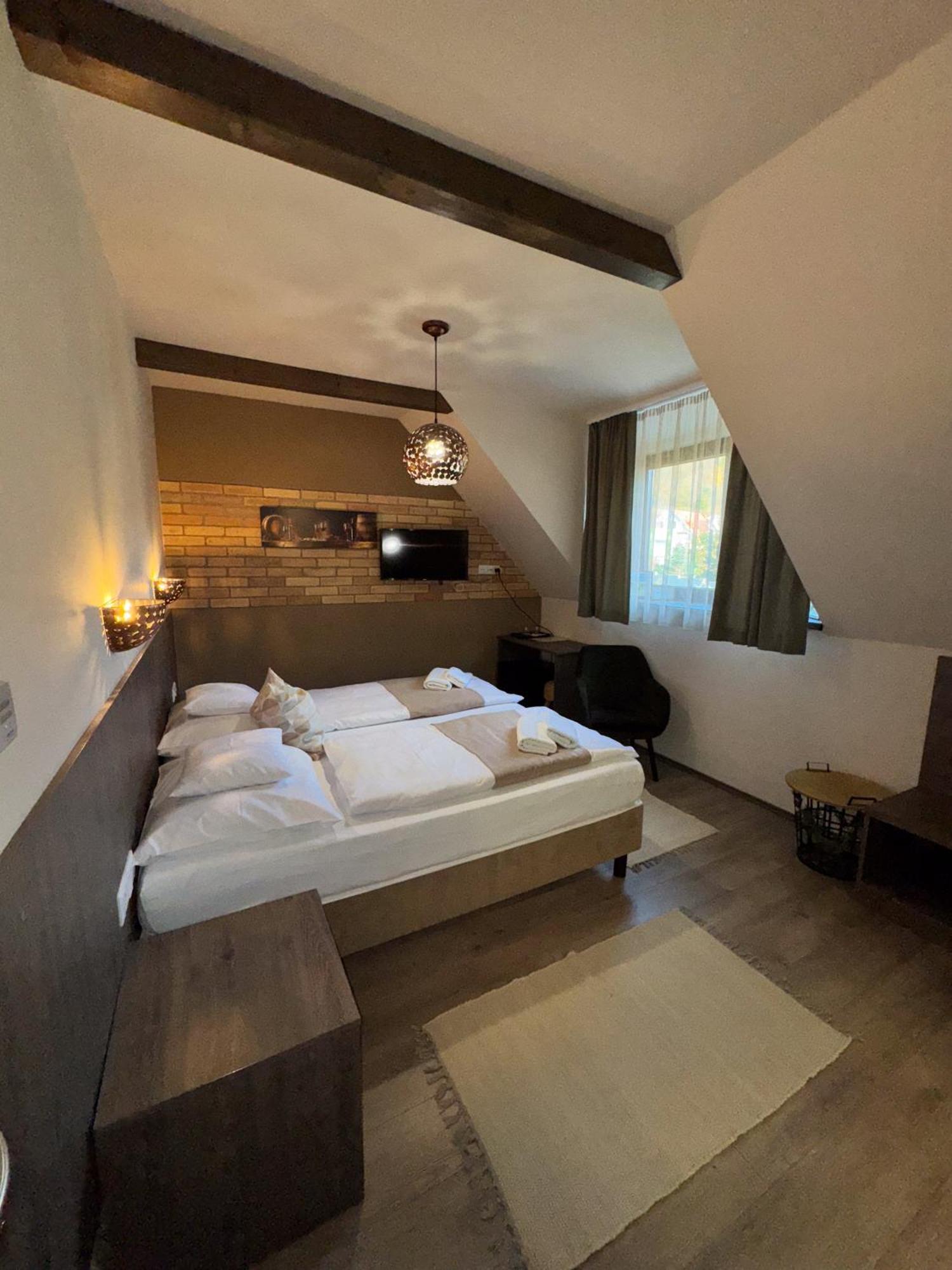 Bed and Breakfast Dreko Panzió&Borbisztró Győrújbarát Exterior foto